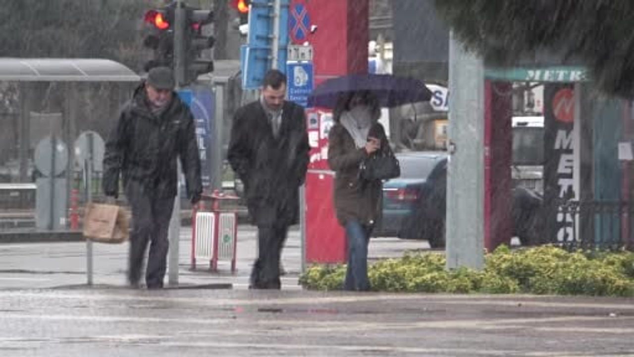 Samsun merkezinde aralıklı kar yağışı etkili oldu