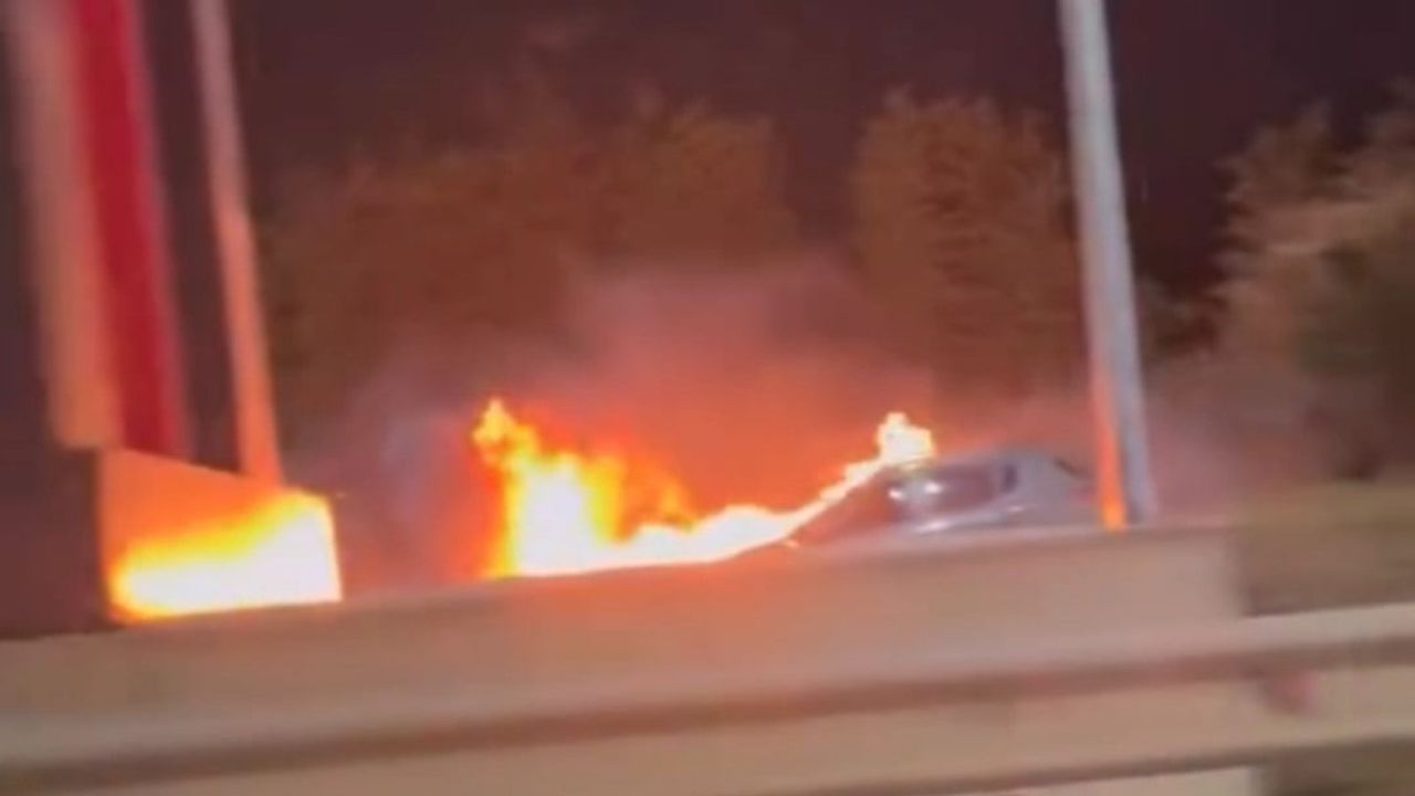 Sancaktepe'de Arızalanan Otomobil Dinlenme Tesisinde Alev Aldı