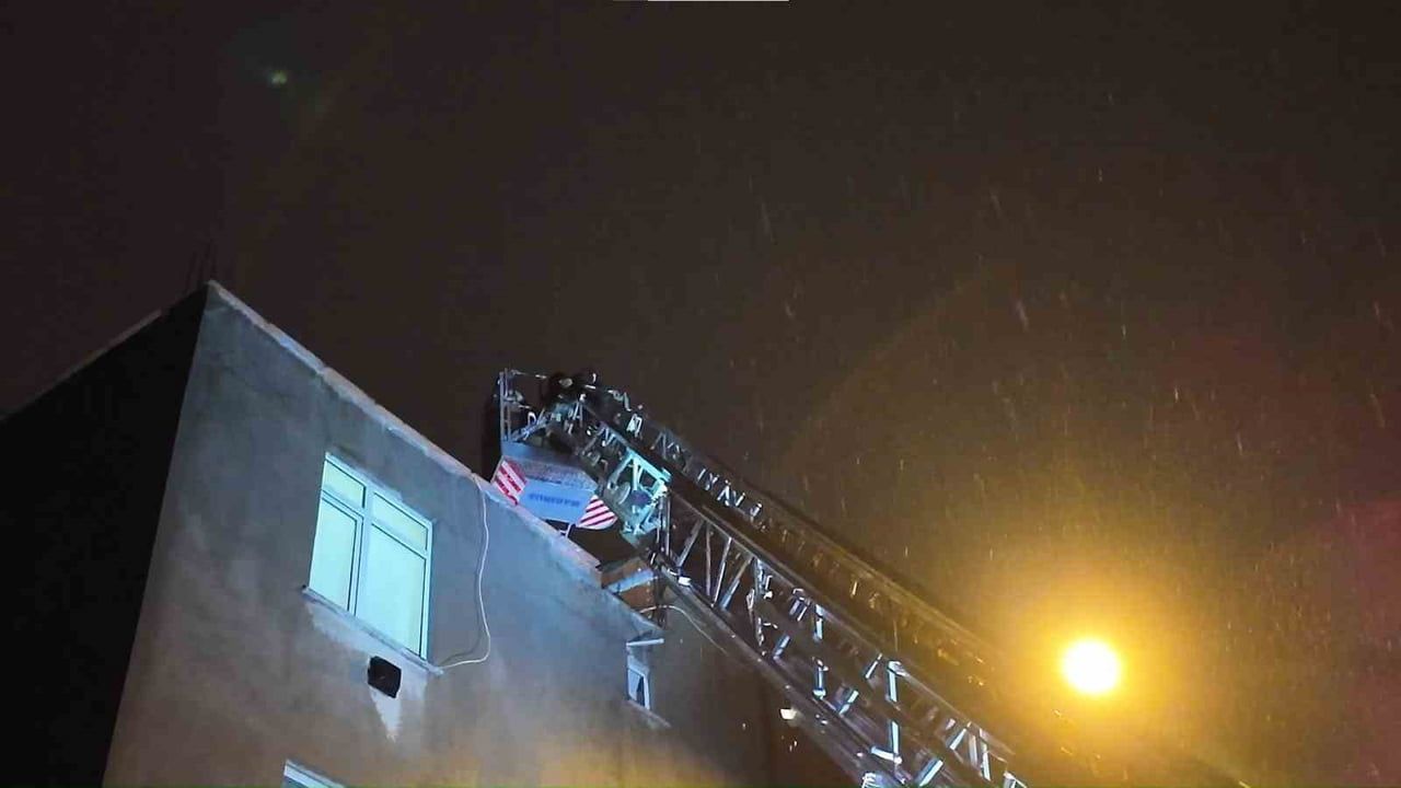 Sancaktepe'de çatıya çıkan 2 genç itfaiye tarafından kurtarıldı