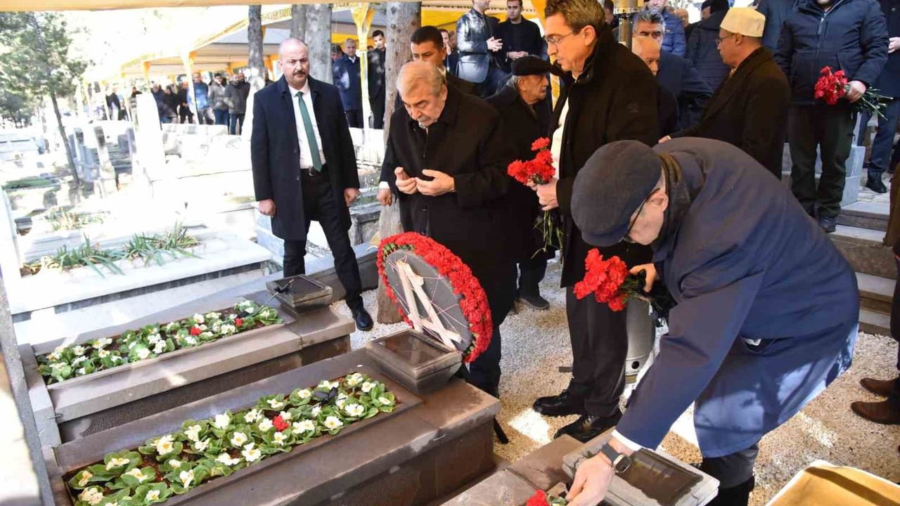 Sani Konukoğlu mezarı başında anıldı