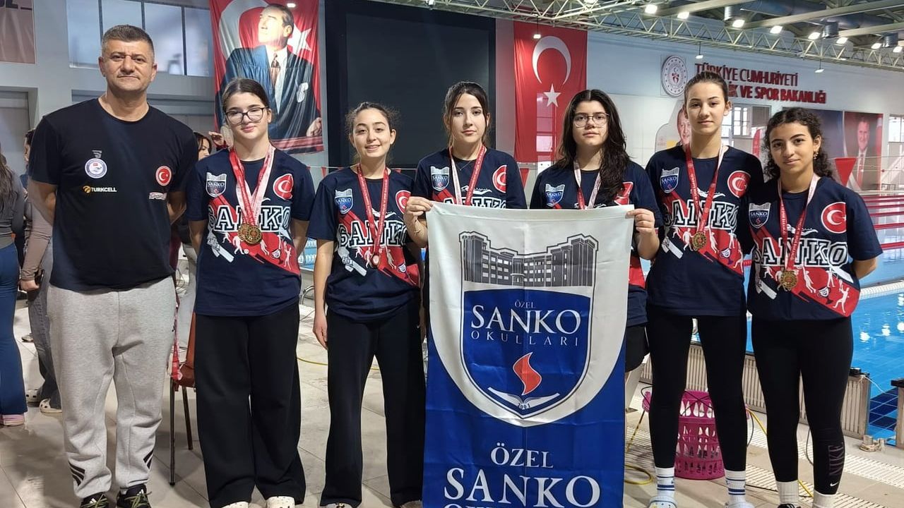 SANKO Okulları Genç Kız Yüzme Takımı bölge şampiyonu oldu