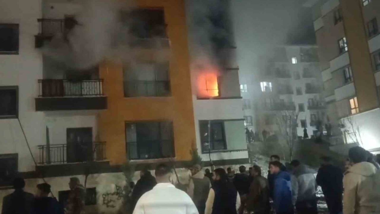 Şanlıurfa Birecik’te apartman yangını: İtfaiye üst katları kurtardı