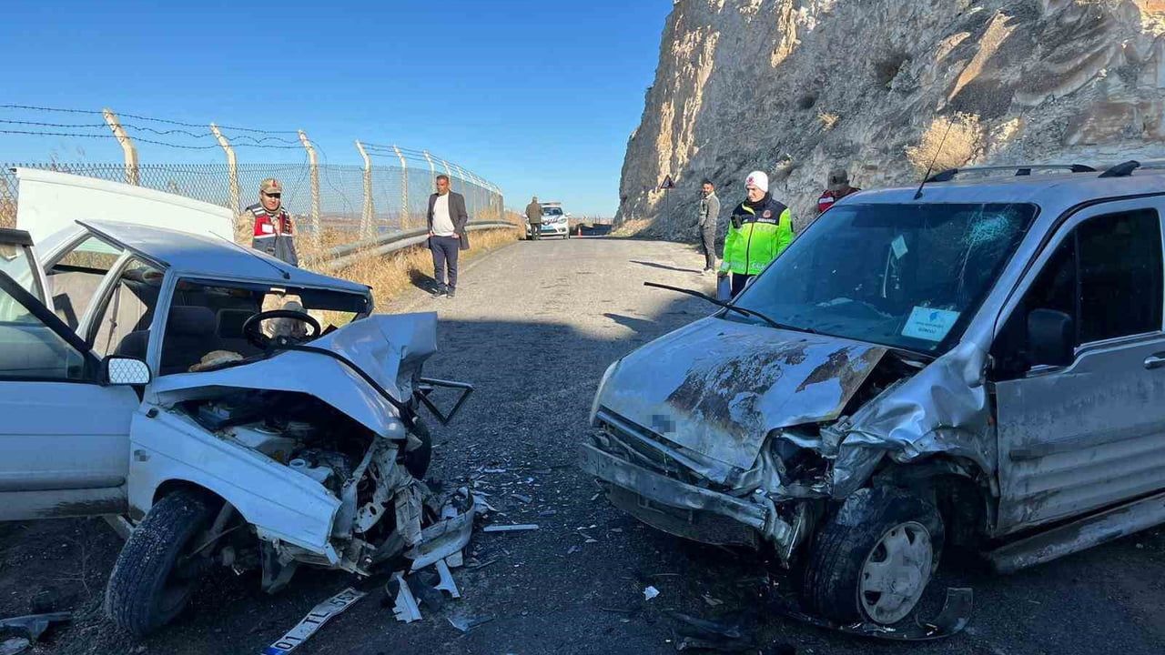 Şanlıurfa Birecik'te kafa kafaya çarpışma: 3 yaralı