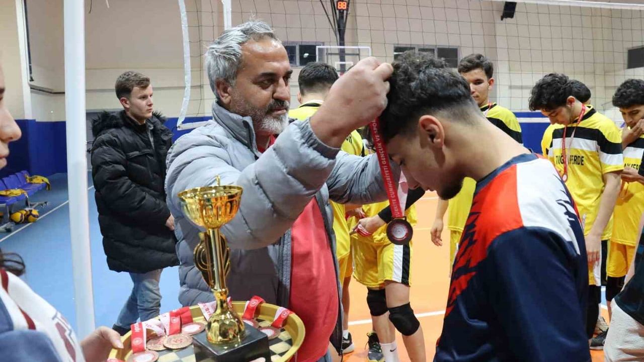 Şanlıurfa Büyükşehir Belediyesi Genç Erkekler Voleybolda İl Şampiyonu