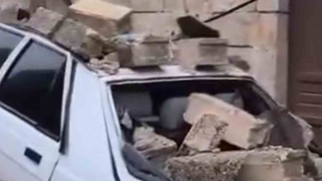 Şanlıurfa'da istinat duvarı park halindeki otomobile devrildi