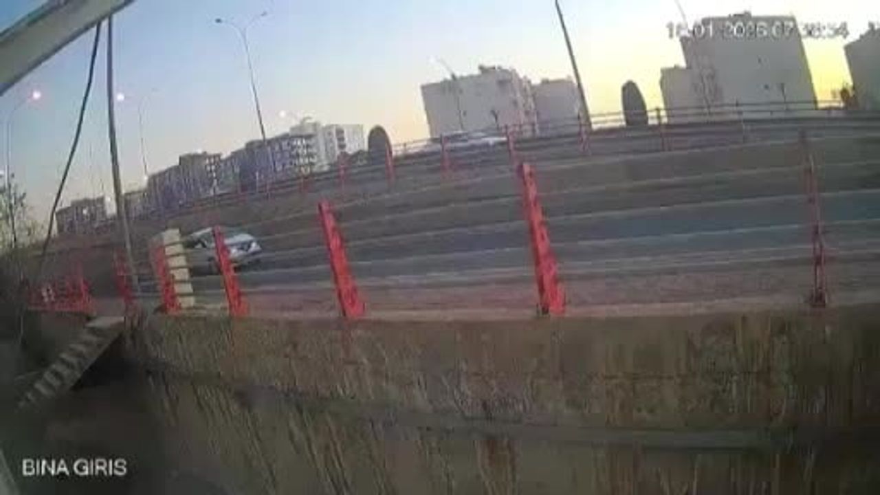 Şanlıurfa'da kaldırımda yürüyen kişi, düşen saman balyasından kıl payı kurtuldu