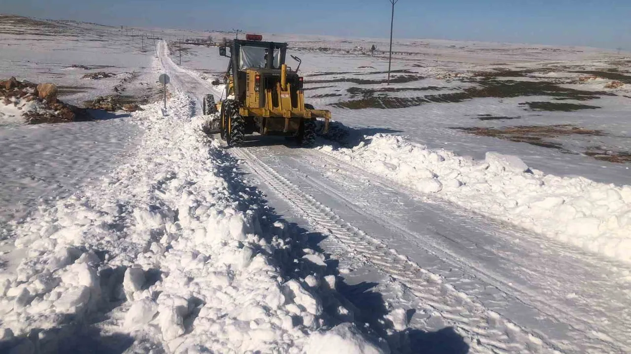 Şanlıurfa'da kapanan kırsal yollar iş makineleriyle açılıyor
