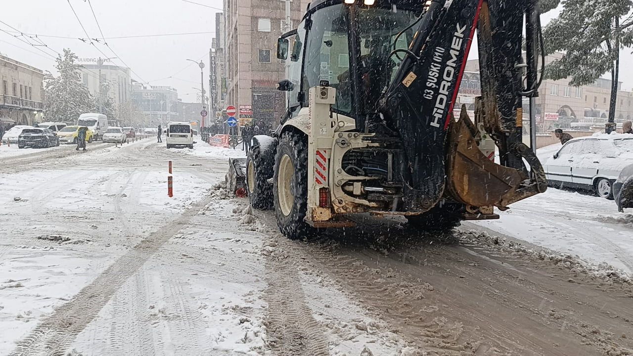 Şanlıurfa'da karla mücadele çalışmaları devam ediyor