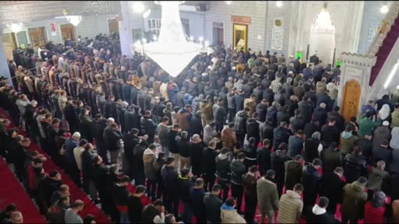 Şanlıurfa'da Miraç Kandili Balıklıgöl'de dualarla anıldı