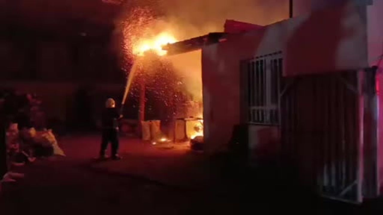 Şanlıurfa'da oduncular pazarında çıkan yangın itfaiye tarafından söndürüldü