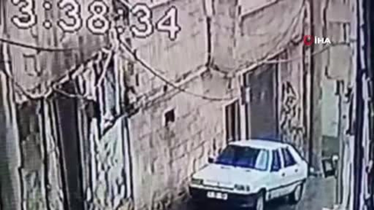 Şanlıurfa'da yağış sonrası istinat duvarı park halindeki otomobile devrildi