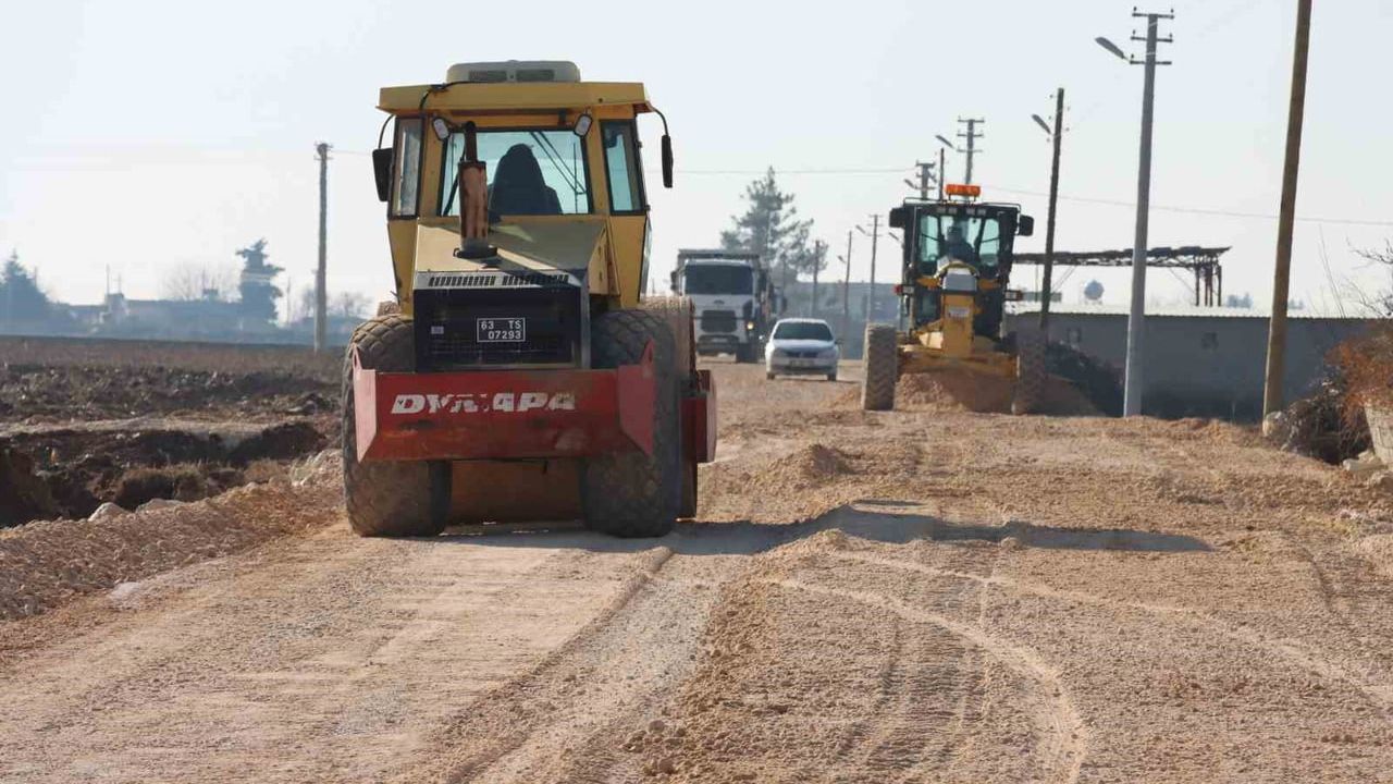 Şanlıurfa'da Yardımcı - Kısas grup yolunda sıcak asfalt hazırlığı