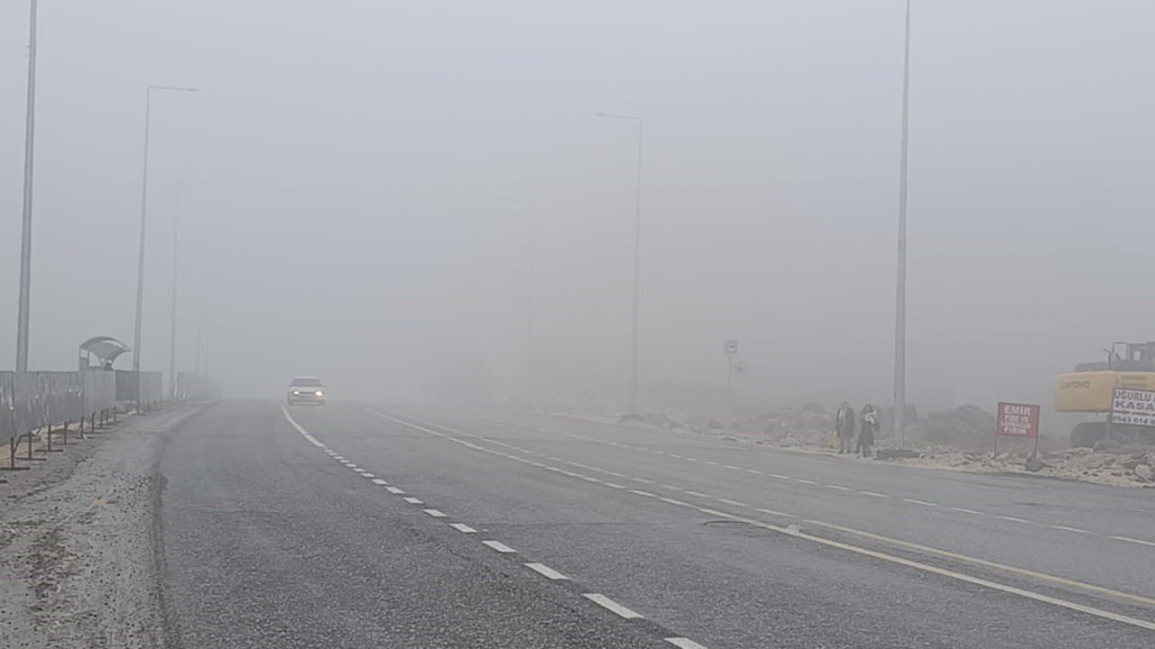 Şanlıurfa'da yoğun sis ve yağış ulaşımı etkiliyor