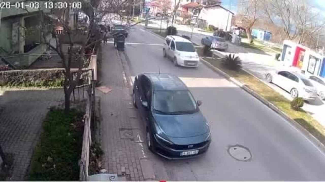 Sapanca'da fırtına çöp konteynerini park halindeki araca savurdu