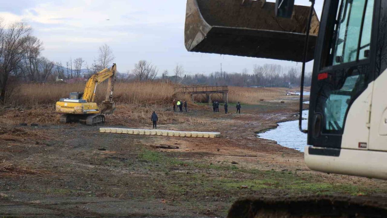 Sapanca Gölü kıısında 89 kaçak iskele için yıkım başlatıldı