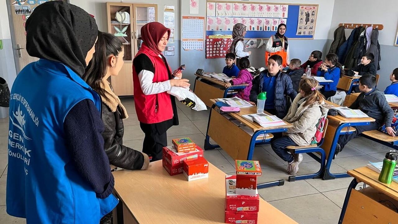 Şaphane MYO ve AFAD Gönüllülerinden Yunuslar Okulunda Sosyal Sorumluluk Etkinliği