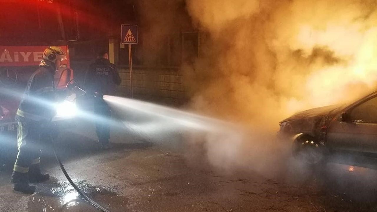 Sarayköy'de Park Halindeki Otomobil Yandı