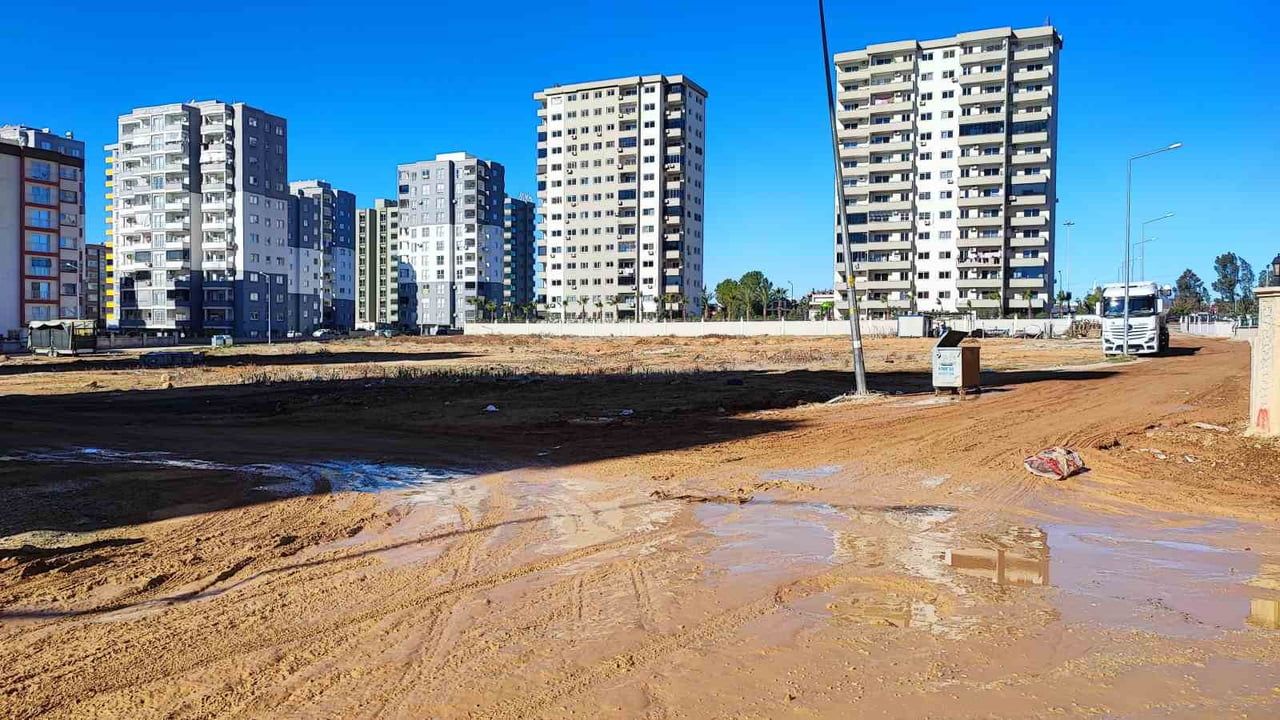 Sarıçam'da mahalle sakinlerinin yol isyanı