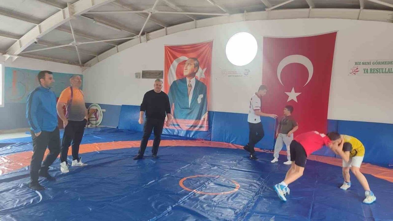 Sarıgöl'de ara tatilde de güreş kursu devam ediyor