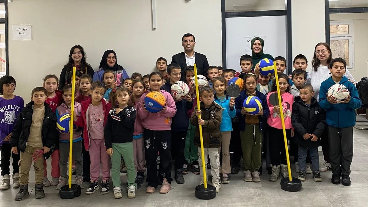Sarıgöl'de ilkokullara spor malzemesi desteği başladı