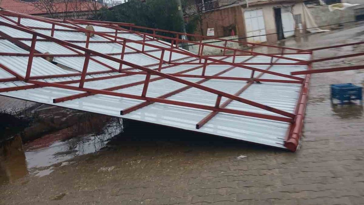 Sarıgöl'de kuvvetli fırtına çatıyı uçurdu, direkler devrildi