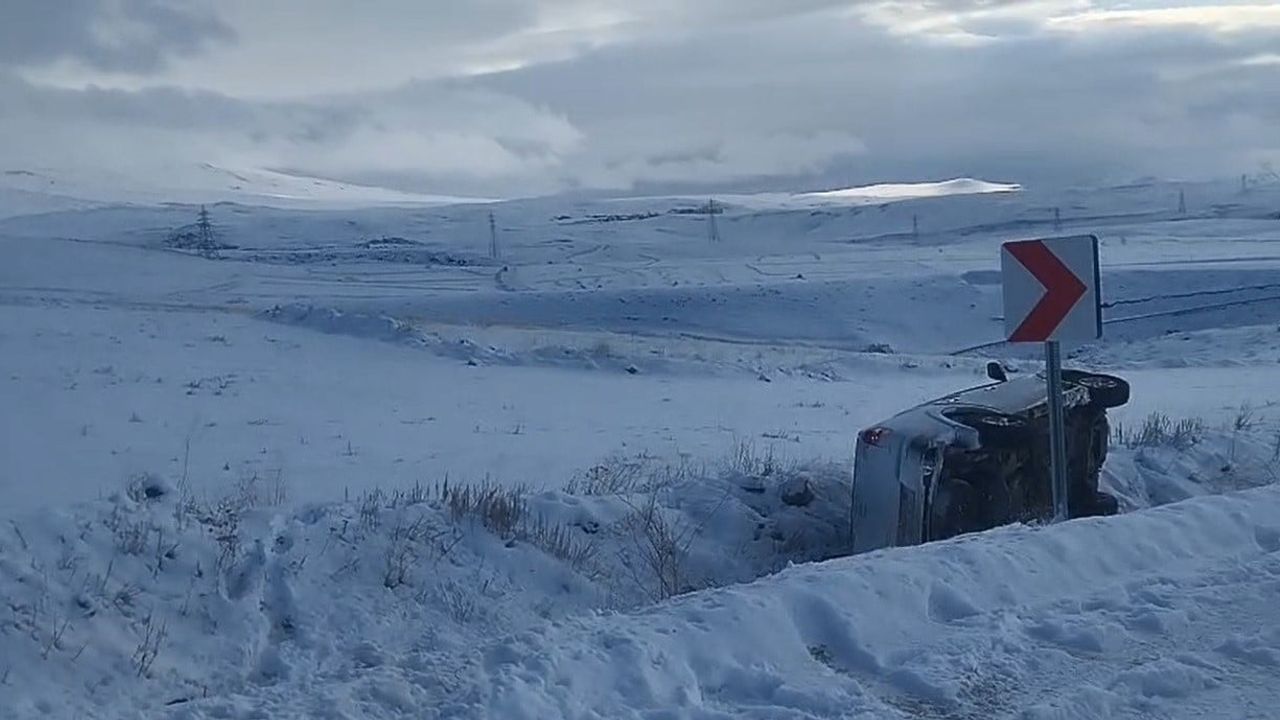 Sarıkamış-Karakurt yolunda otomobil takla attı: 1 yaralı