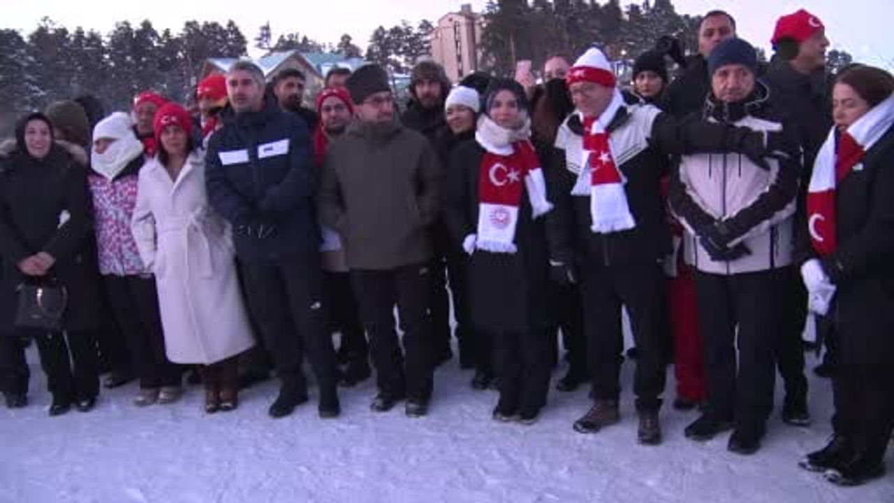 Sarıkamış şehitleri için meşaleli kayak gösterisi