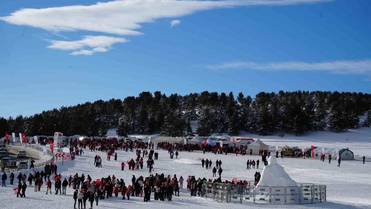Sarıkamış’ta binlerce kişi şehitler için yürüdü