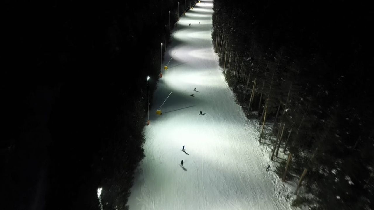 Sarıkamış'ta ışıklar altında gece kayağı: Yenilenen pistler ve Sarıçam manzarası