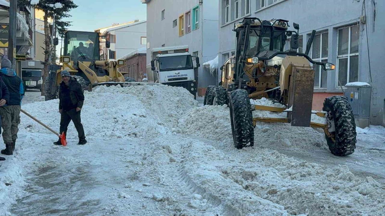 Sarıkamış’ta kar temizliği hız kesmiyor — 600 kamyon kar ilçe dışına taşındı