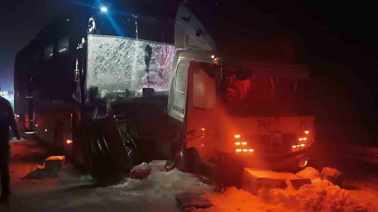 Sarıkamış'ta otobüs kamyona çarptı: 9 yaralı