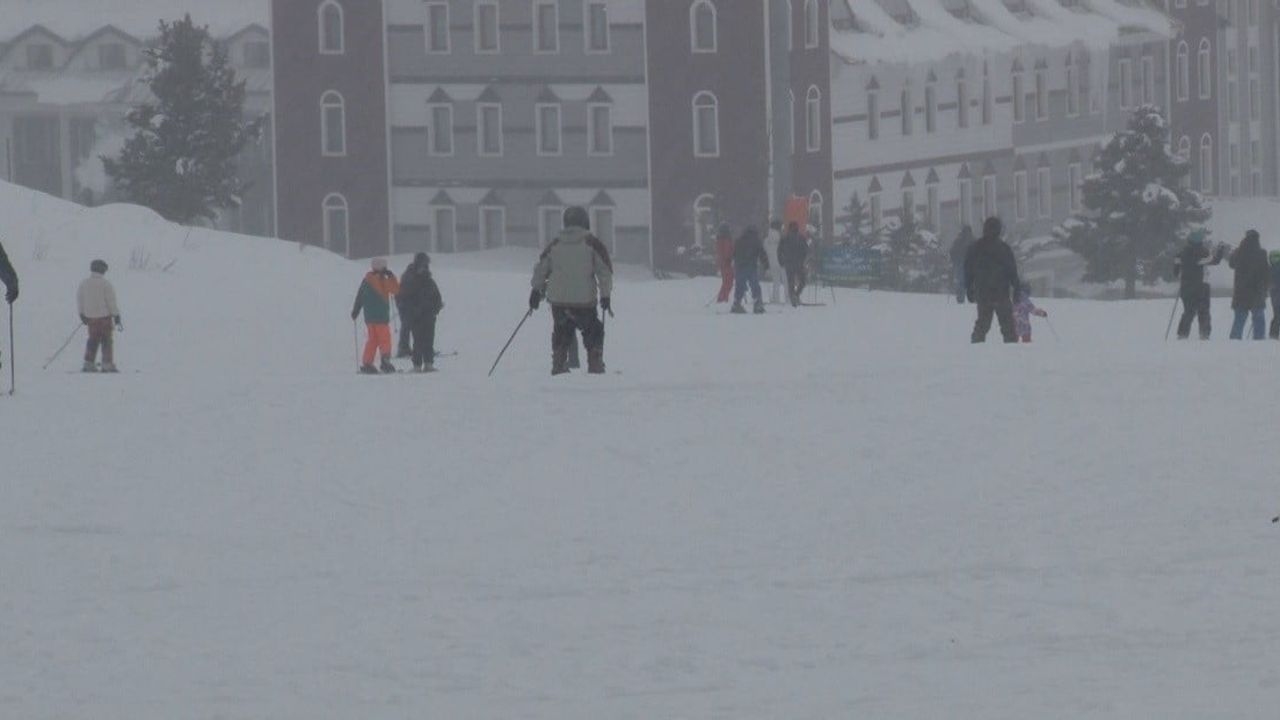 Sarıkamış’ta yoğun kar altında kayak ve snowboard keyfi