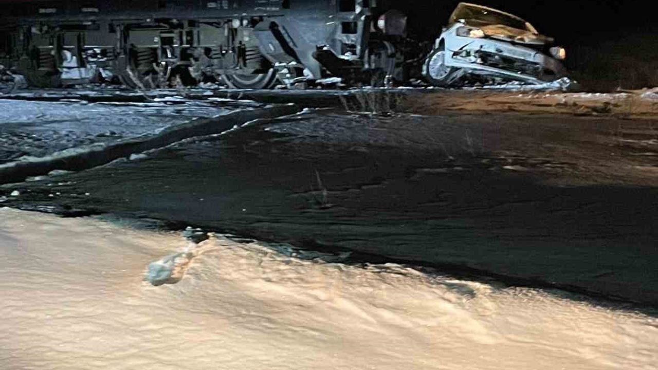 Sarıkamış’ta yük treni otomobile çarptı: 1 yaralı