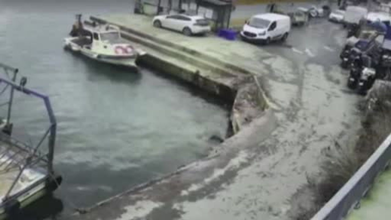 Sarıyer’de araç denize düştü — Kurtarma çabaları kamerada