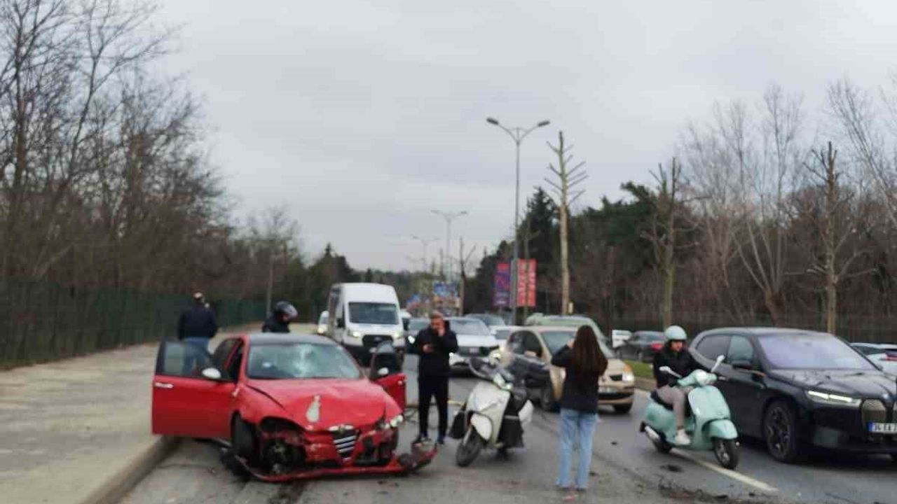 Sarıyer'de otomobil refüjü geçip karşı şeride çarptı — Kaza kamerada