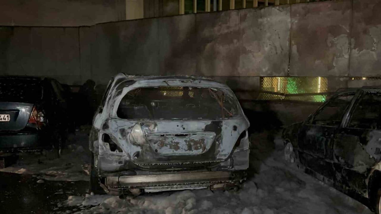 Sarıyer'de otoparkta 5 araç şüpheli şekilde yandı