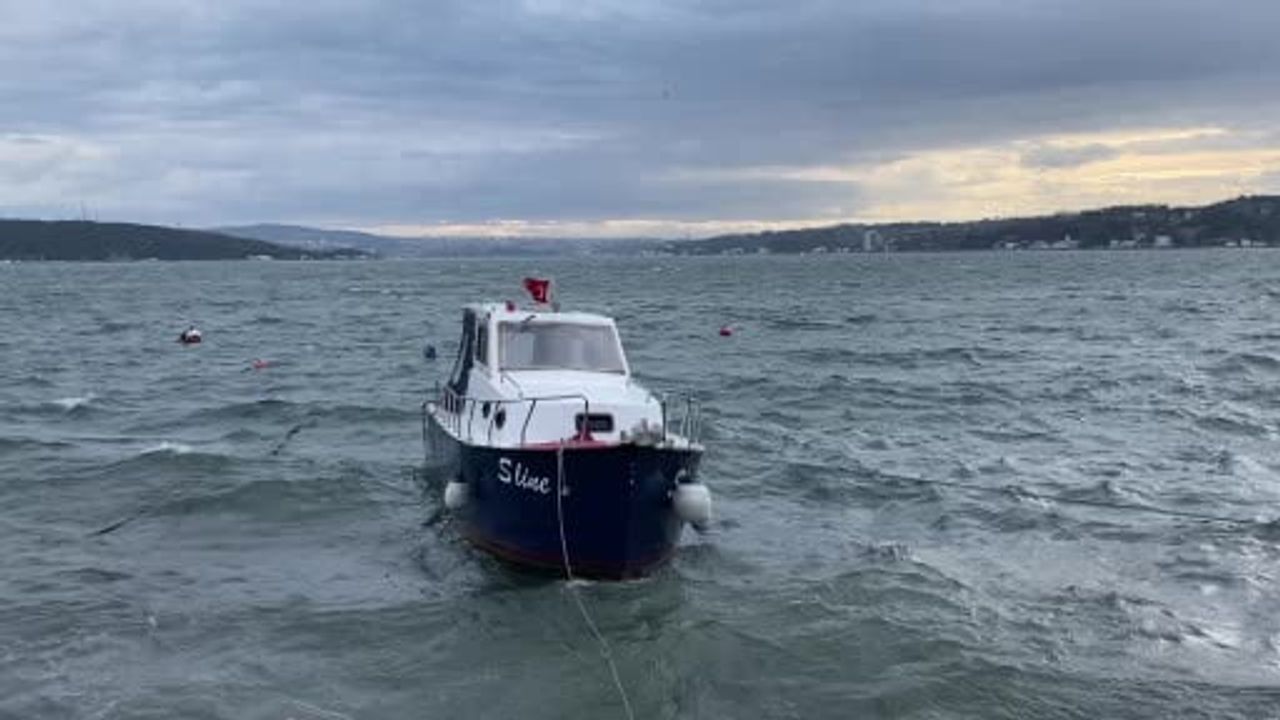 Sarıyer'de Şiddetli Lodos: Teknede Mahsur Kalanlar İtfaiye ile Kurtarıldı