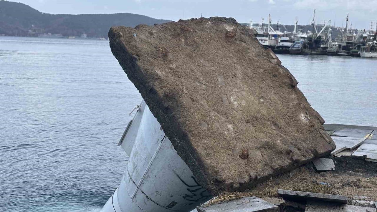 Sarıyer Kireçburnu'nda deniz feneri şiddetli lodosla denize devrildi