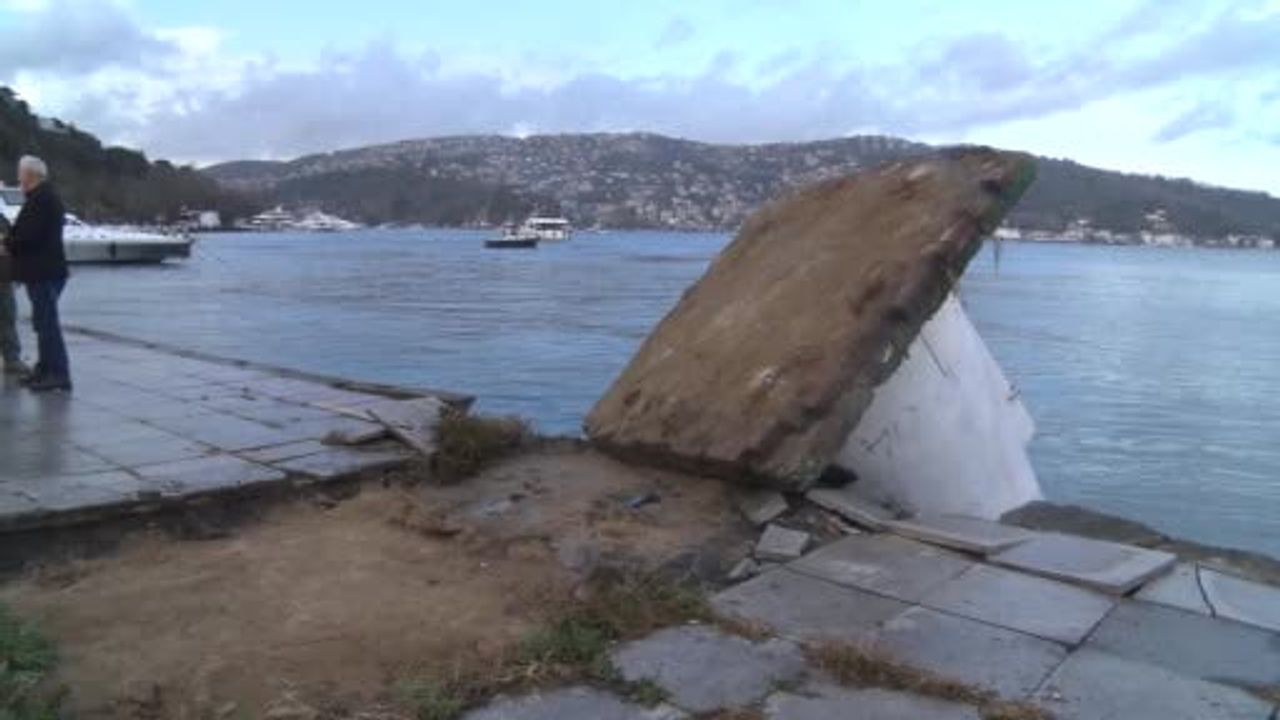 Sarıyer Kireçburnu'nda fırtına deniz fenerini devirdi