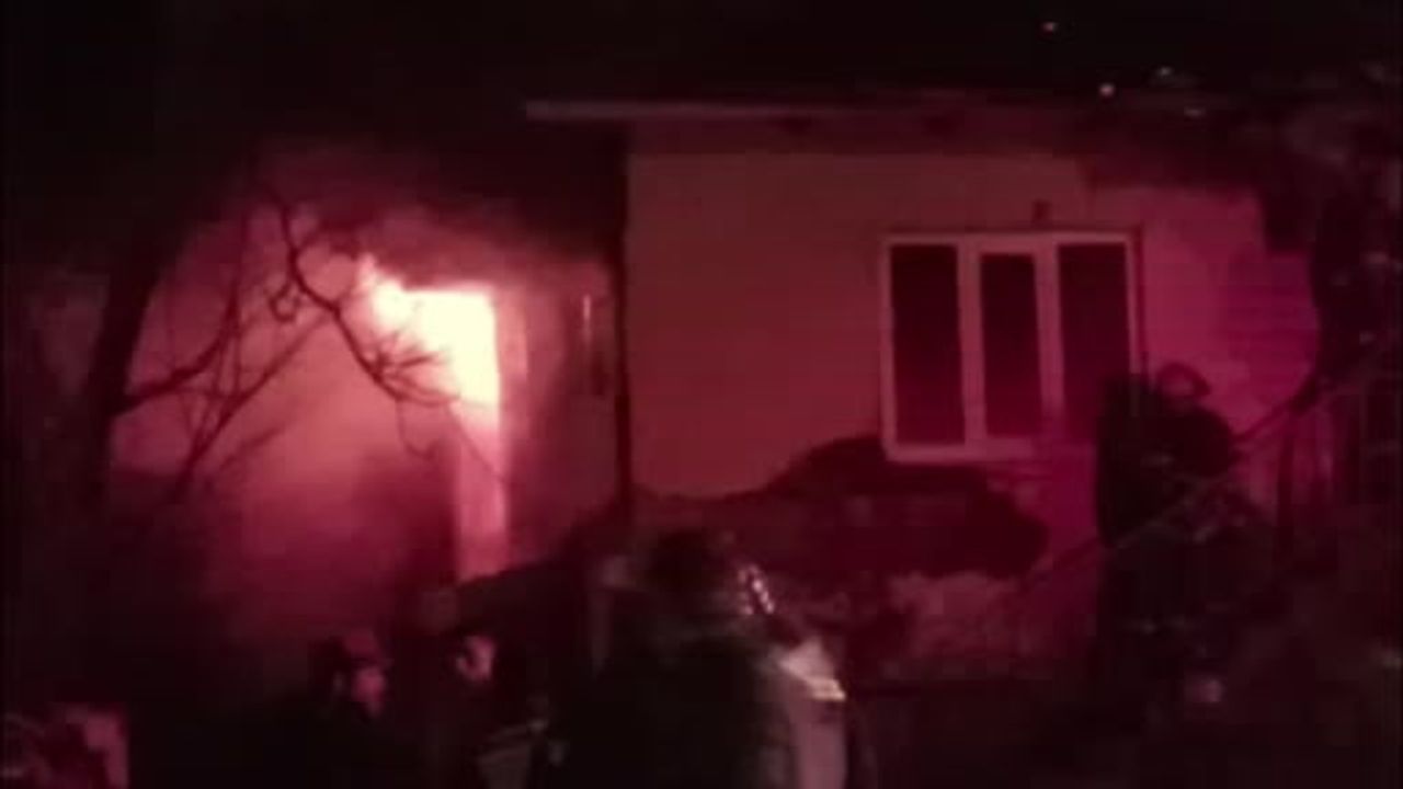 Şarkikaraağaç'ta çatı yangını 2 katlı evi kullanılmaz hale getirdi