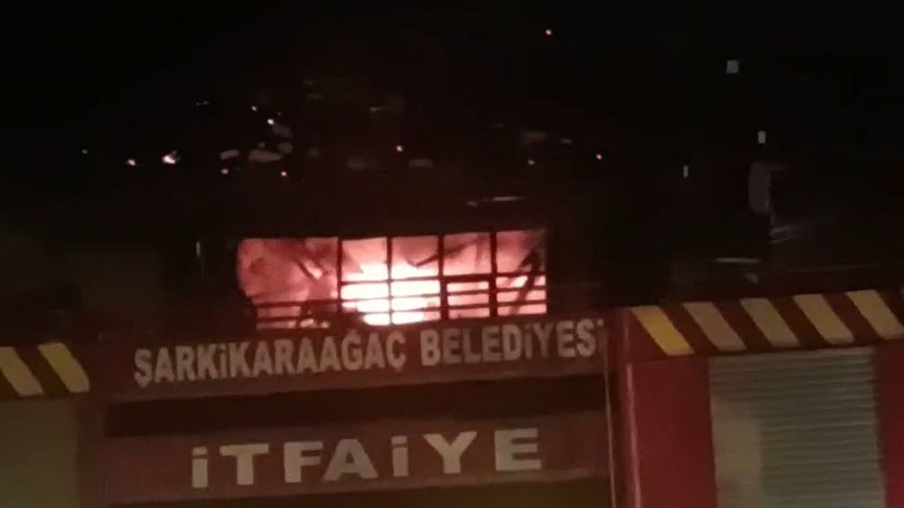 Şarkikaraağaç'ta çatı yangını iki katlı evi küle çevirdi