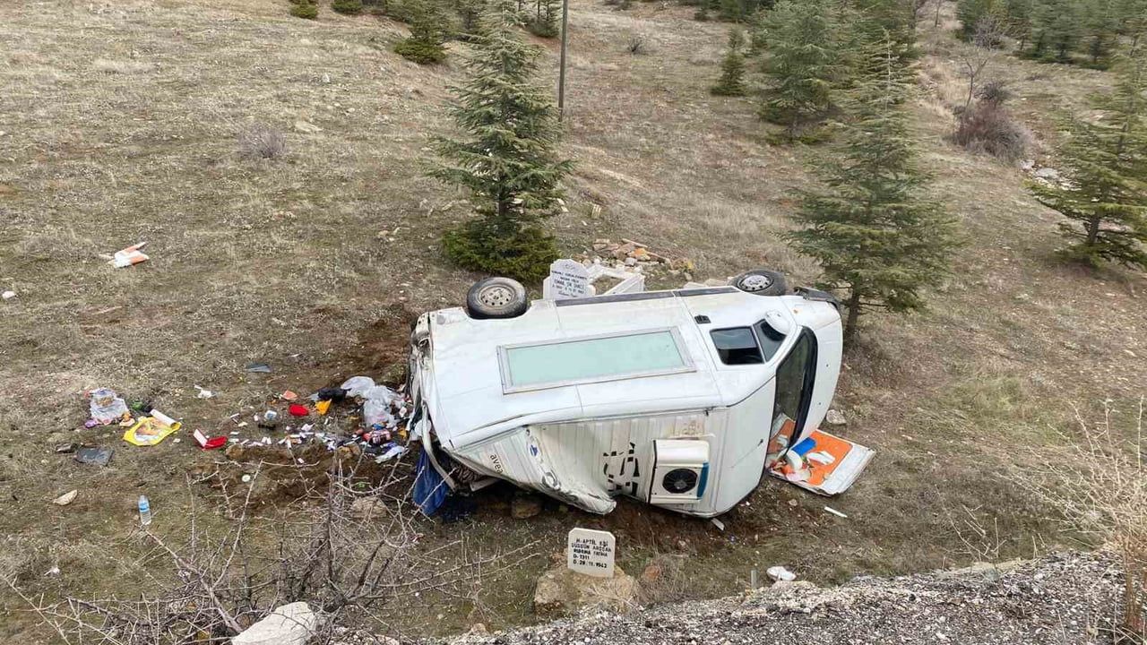 Şarkikaraağaç'ta kamyonet şarampole yuvarlandı: 3 yaralı