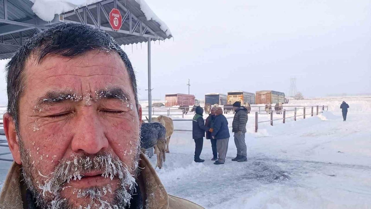Şarkışla’daki Türkiye’nin en büyük hayvan pazarı kar nedeniyle geçici olarak kapatıldı