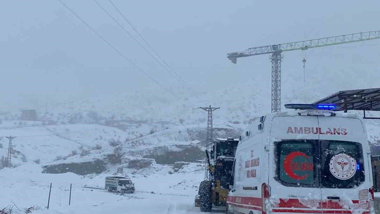 Sason'da karla kaplı mezrada 63 yaşındaki hasta kızakla ambulansa ulaştırıldı