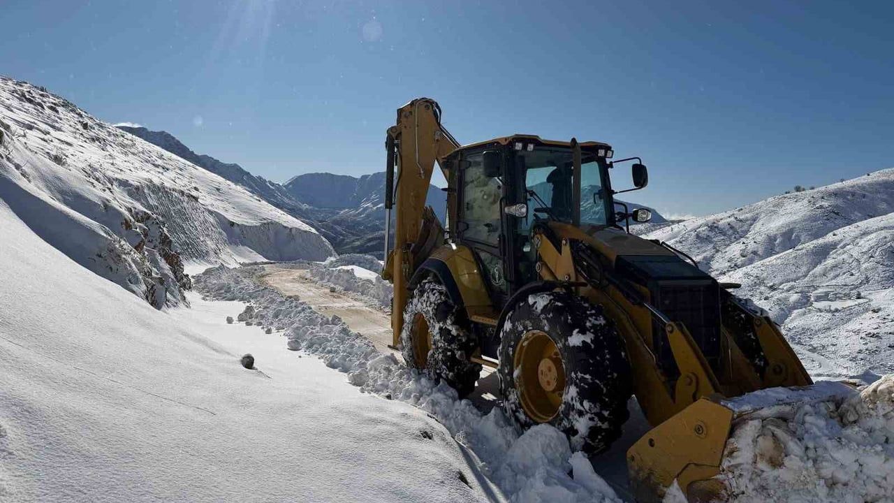 Sason’da yoğun kar ulaşımı olumsuz etkiledi