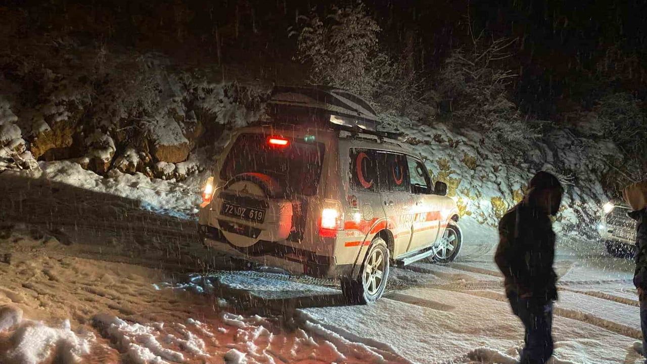 Sason’da yoğun karla mücadele: Ekipler hastaları köylerden hastaneye taşıdı