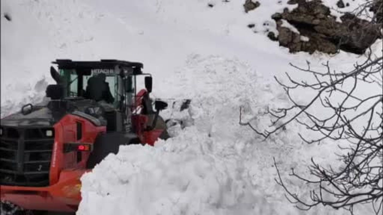 Sason'da yoğun karla mücadele: köy ve mezra yolları açılıyor