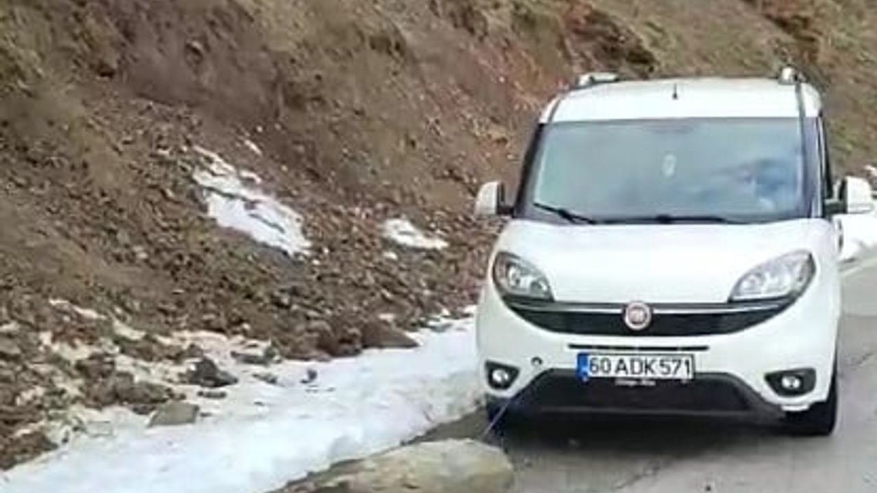 Sazak Köyü'nde Yola Düşen Kaya Araçlarla Kenara Çekildi