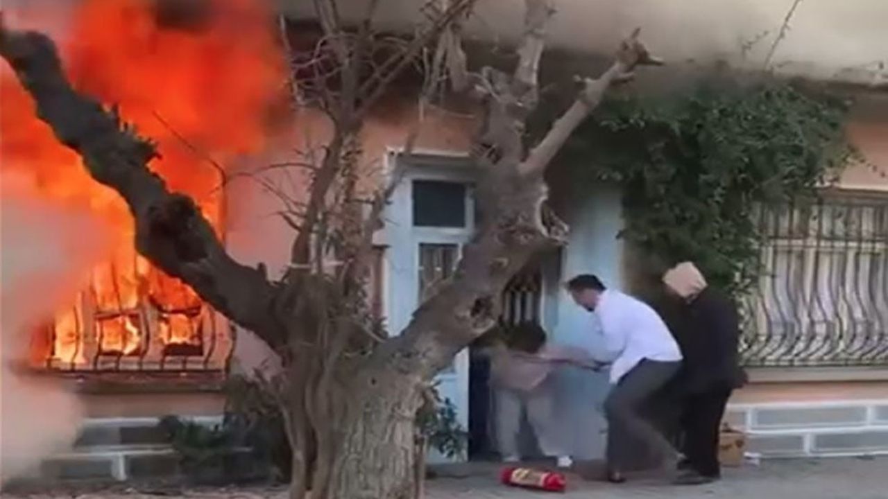 Seferihisar'da kerpiç ev yangını — Kedisini kurtarmak için alevlere dalan kadın güçlükle çıkarıldı