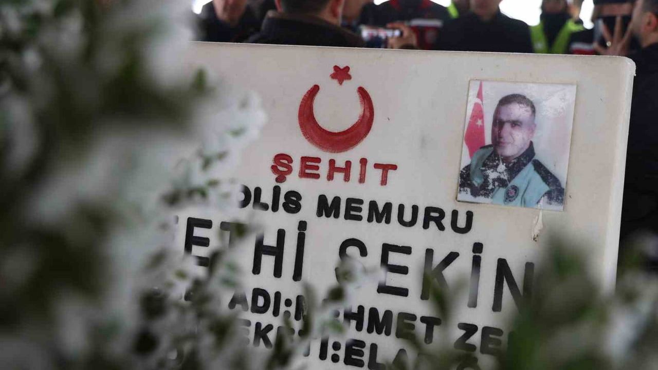 Şehit Fethi Sekin Elazığ'da kabri başında anıldı